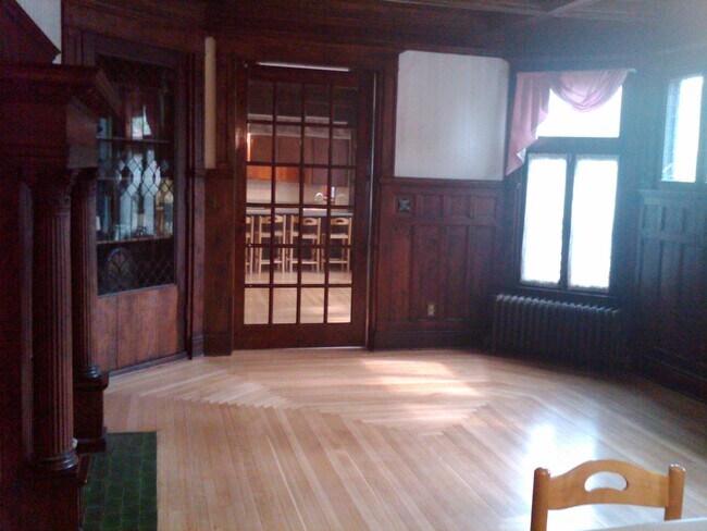 Sala de estar con chimenea de gas en funcionamiento - 629 W South St