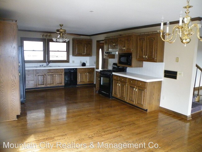 Building Photo - 1221 Sunset Dr