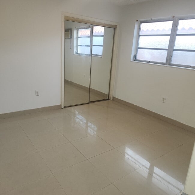 Foto del edificio - 828 NW 32nd Pl