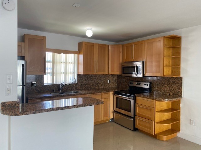 Cocina con encimera de granito - 7680 SW 82nd St