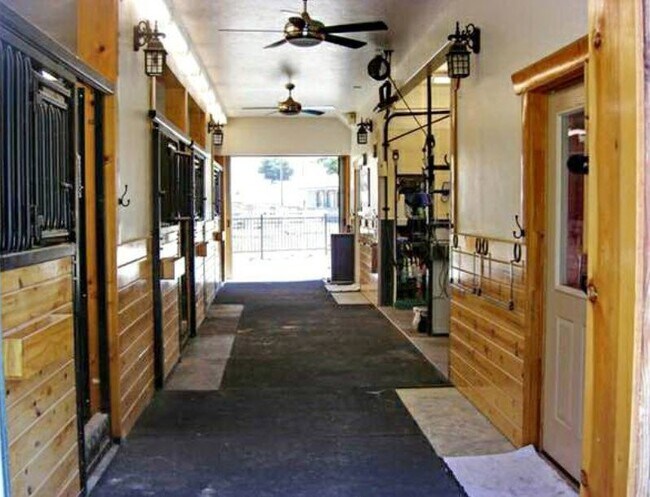 Foto del edificio - 25651 Palomares Rd