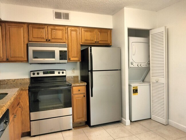 Building Photo - 17101 Glenmoor Dr