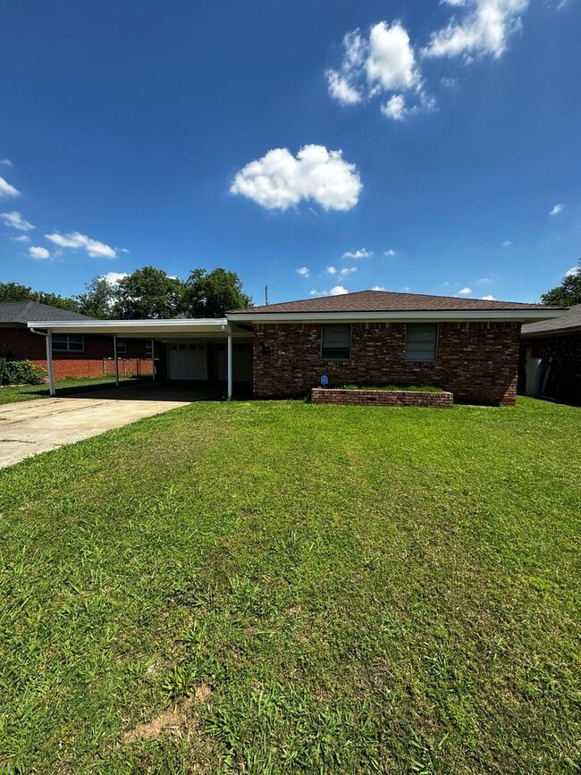 Photo - Great 3 bd/1.5 ba Home - Lots of Built-in Storage