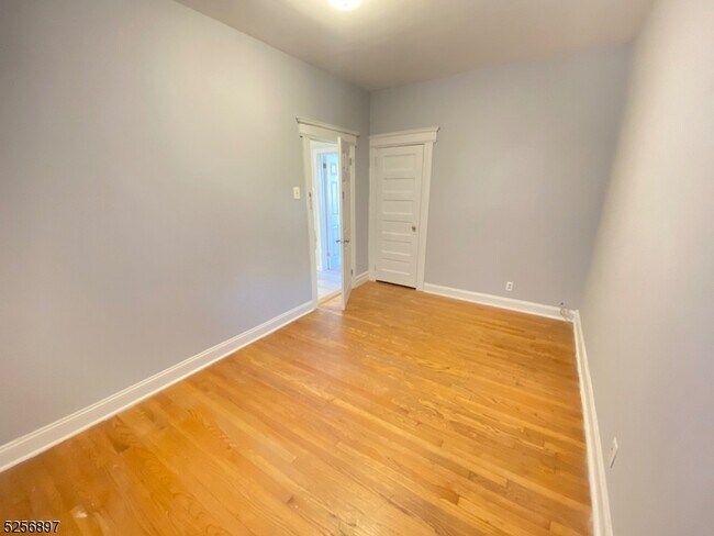 Building Photo - 553 N 9th St