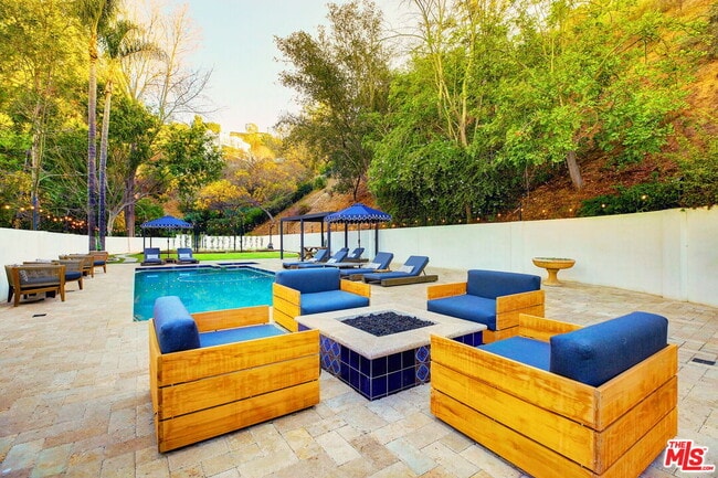 Foto del edificio - 2570 Nichols Canyon Rd