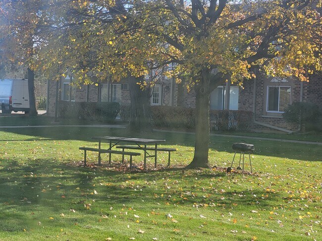 Patio - 16W470 Lake Dr