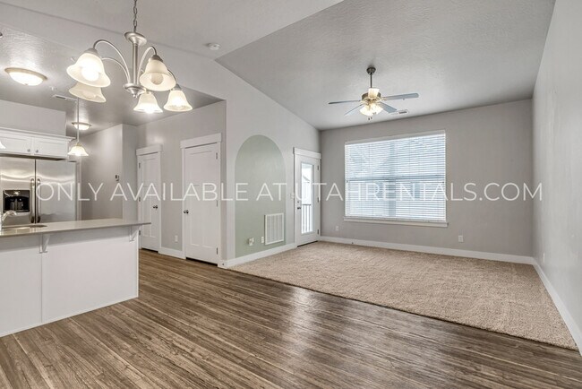 Foto del edificio - 97 W Silver Springs Dr