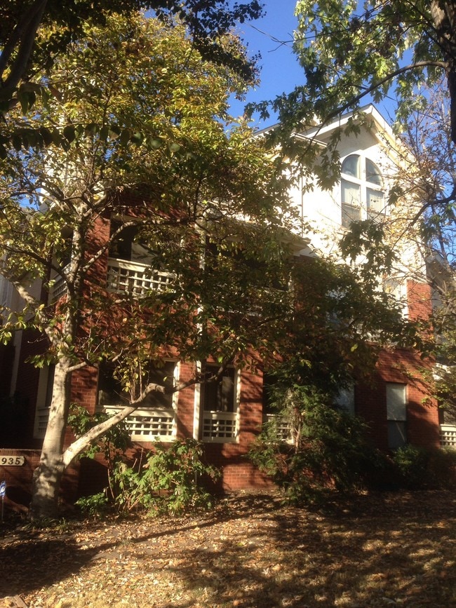 Building Photo - 935 Russell St