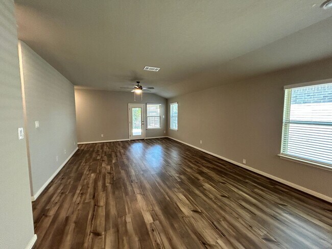 Foto del edificio - Contemporary 4-bedroom, 3-bathroom