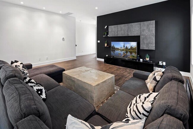 Building Photo - 5511 Paraiso Pl