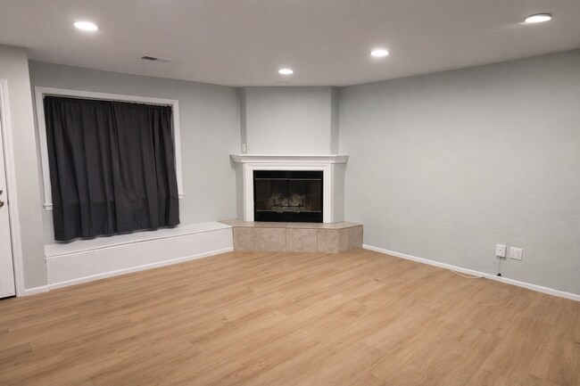 Building Photo - Great Views! Large 5 Bed 2 Bath House with a Quick Walk to Campus!!