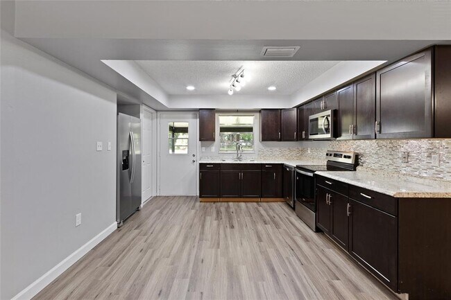 Building Photo - 402 Century Ave