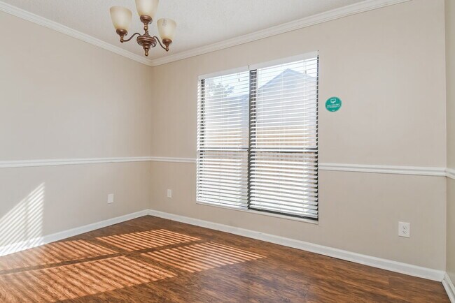 Foto del edificio - 8850 Cherry Hill Dr