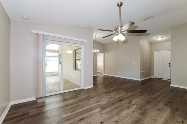 Building Photo - 2928 Dana Ln