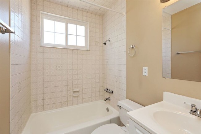 Foto del edificio - 2665 W Russell Ave