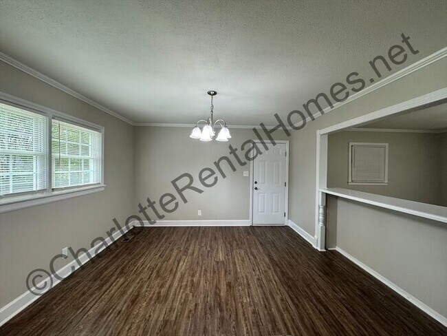 Building Photo - Nice brick ranch home with attached garage