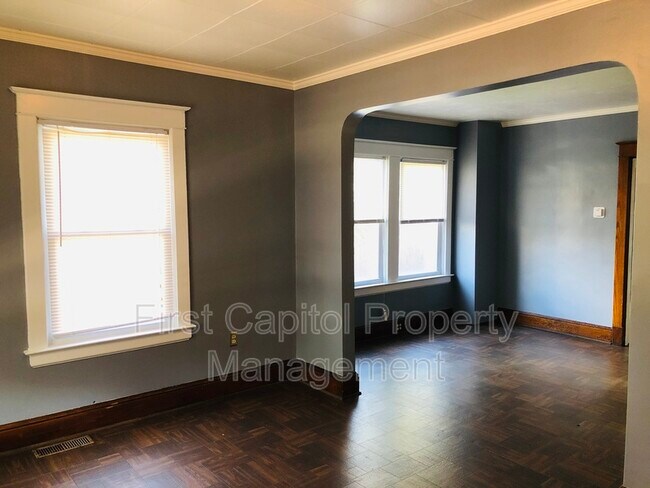 Building Photo - 814 E Boundary Ave