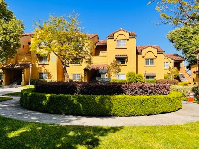 Building Photo - Move-in Ready, 2BD/2BA Single-Story Condo ...