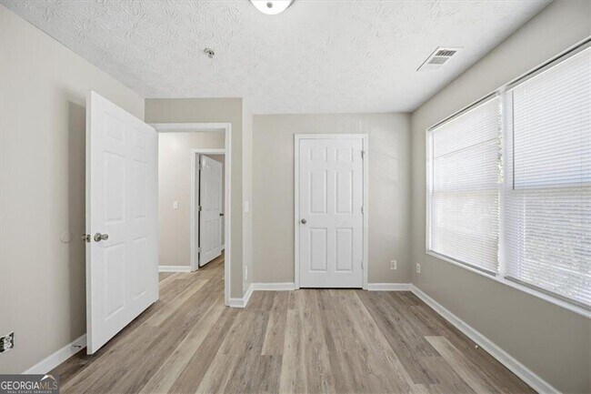 Foto del edificio - 8201 Fairington Ridge Cir