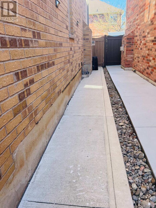 Building Photo - 258 Swindale Dr