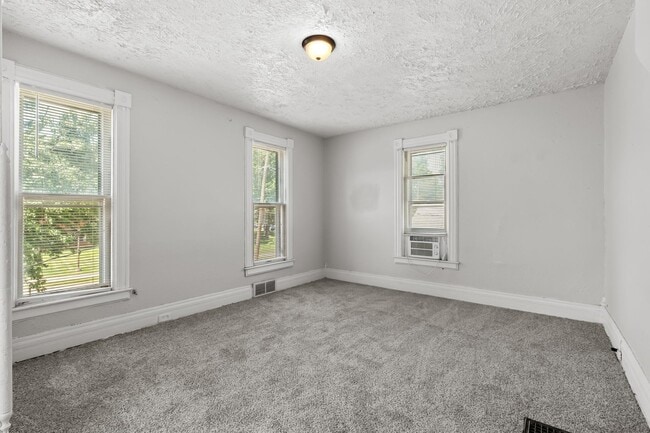 Building Photo - 825 Oakland Dr