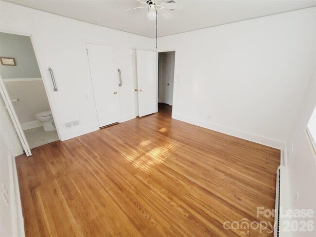 Foto del edificio - 1348 E Woodlawn Rd