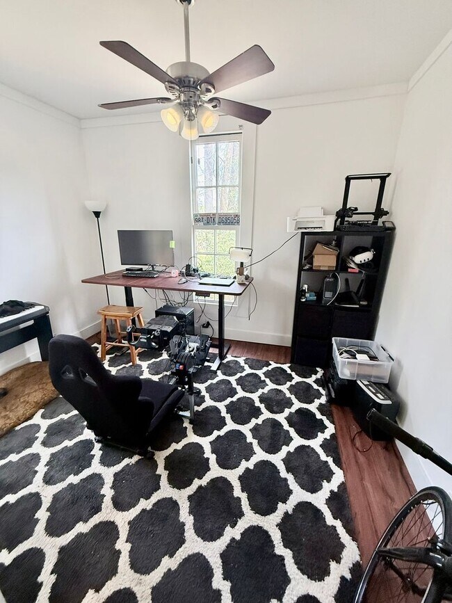 Foto del edificio - Updated Rare Normaltown Find