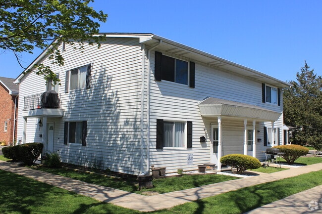 Building Photo - 10S420 Echo Ln