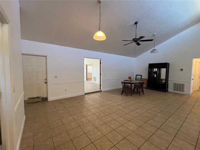 Building Photo - 2615 Myrtle Ave