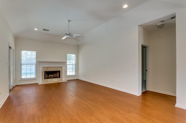 Foto del edificio - 2142 Fox Ridge Rd