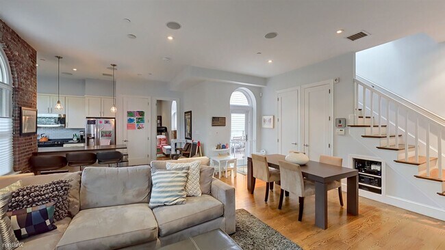 Foto del edificio - 3 br, 3.5 bath  - 456 W 4th St # 202