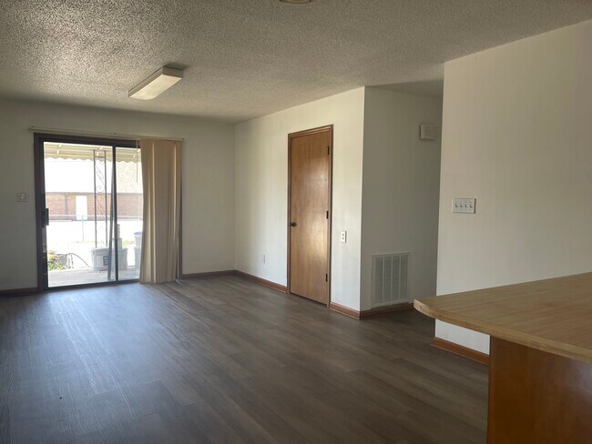 family room - 2656 Fairforest Clevedale Rd