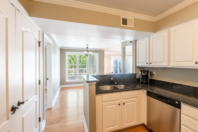 Foto del edificio - Gorgeous 2-Bedroom Condo Near Fletcher Par...