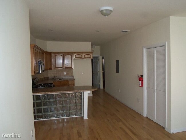 Building Photo - 3 br, 1 bath House - 80 Irving St Unit 2