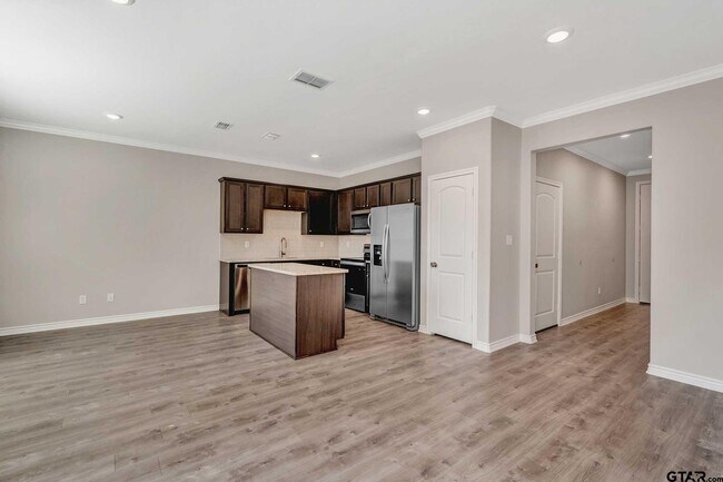 Foto del edificio - 5905 Eagles Nest Blvd