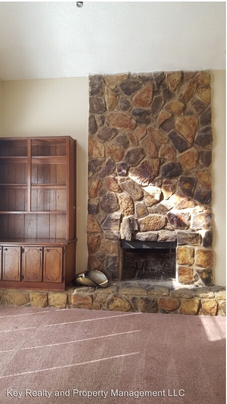 Foto del edificio - 6700 Crestmont Dr