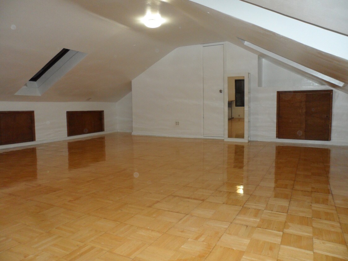 Primary Photo - 726 Leonard St