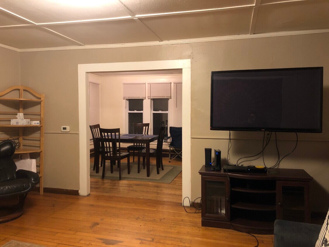 Foto principal - 405 W Green St
