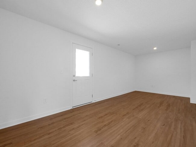 Building Photo - Modern 3 Bed, 2.5 Bath Condo – Spacious, S...