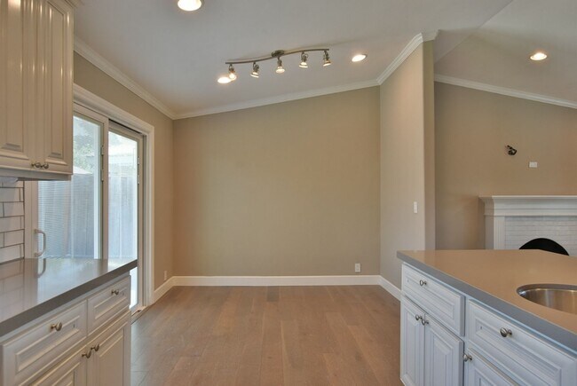 Foto del edificio - Beautifully Remodeled 3 Bedroom 2 Bath Par...
