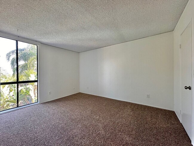 Foto del edificio - Upgraded 2 Bedroom Condo in San Carlos!!  Water/Sewer/Trash Included!!