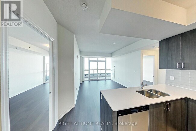 Photo du bâtiment - 560 N Service Rd