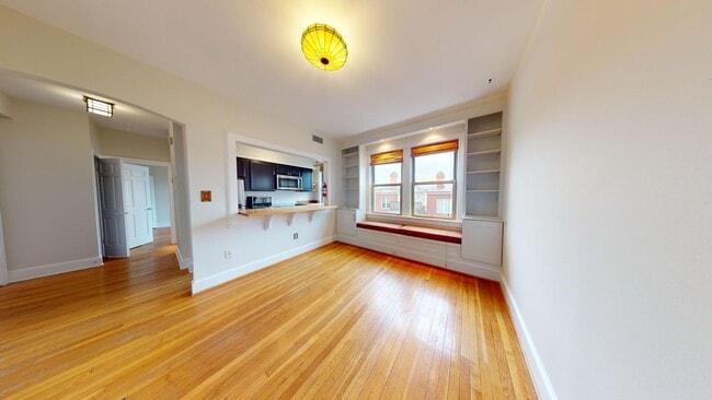 Building Photo - Historic Capitol Hill One Bedroom W/Open Floor Plan & Fireplace