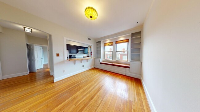 Foto del edificio - Historic Capitol Hill One Bedroom W/Open Floor Plan & Fireplace