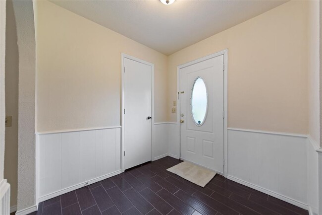 Building Photo - 3200 Kingsbridge Dr