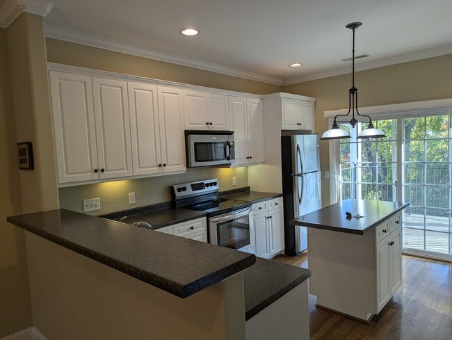 Building Photo - 160 Saint James Pl