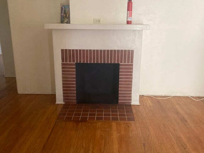 Living Room Inactive Fireplace - 2007 Venice St