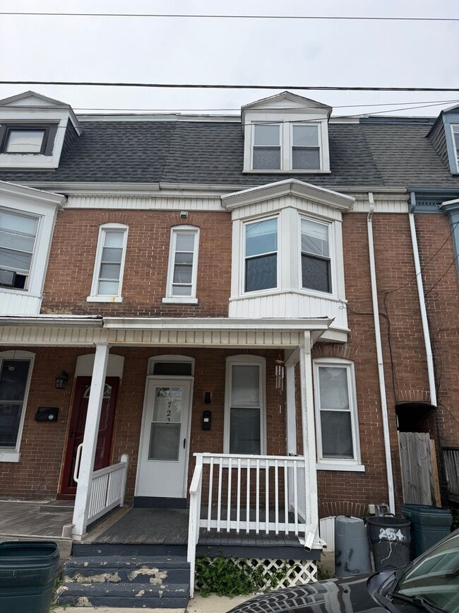 Building Photo - 722 Manor St