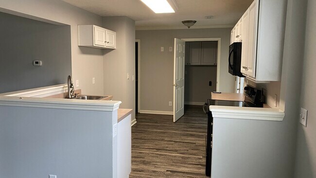 Kitchen - 100 Bridle Ct