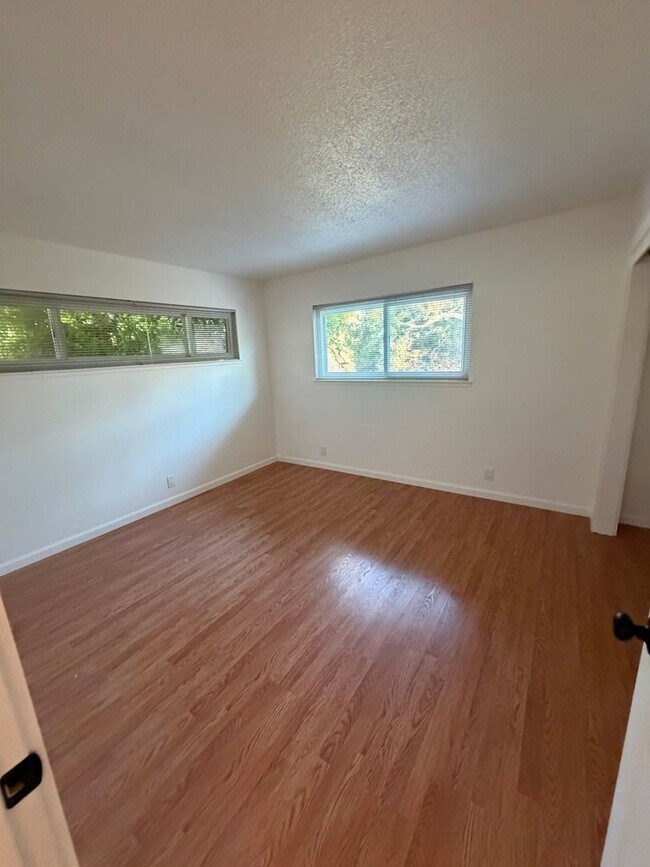 Foto del edificio - 827-827 Robinson St